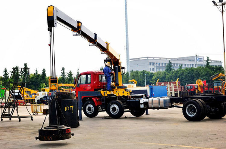 10 tonnes Téléscopic Boom Truck montée grue et avec Outrigger Span de 2280-5580 mm