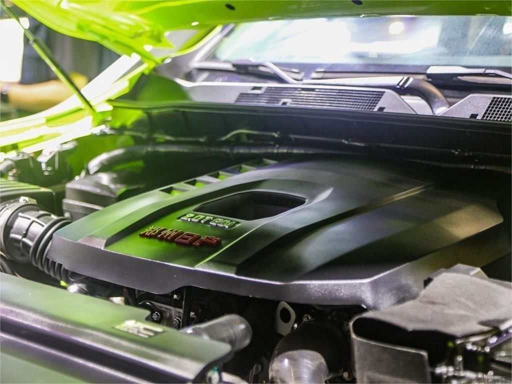 2024 Dongfeng 4*4 8AT camion-citerne à essence avec ESC et support de toit en alliage d'aluminium