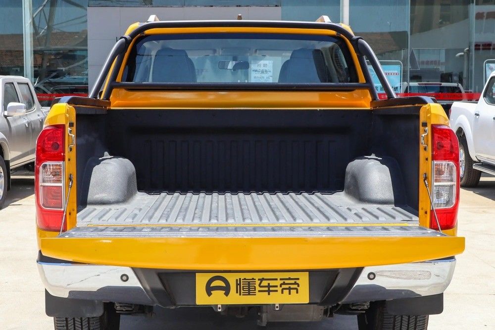 Dongfeng Rich 6 Truck électrique à 4 roues motrices à grande vitesse et longue distance pour 5 passagers