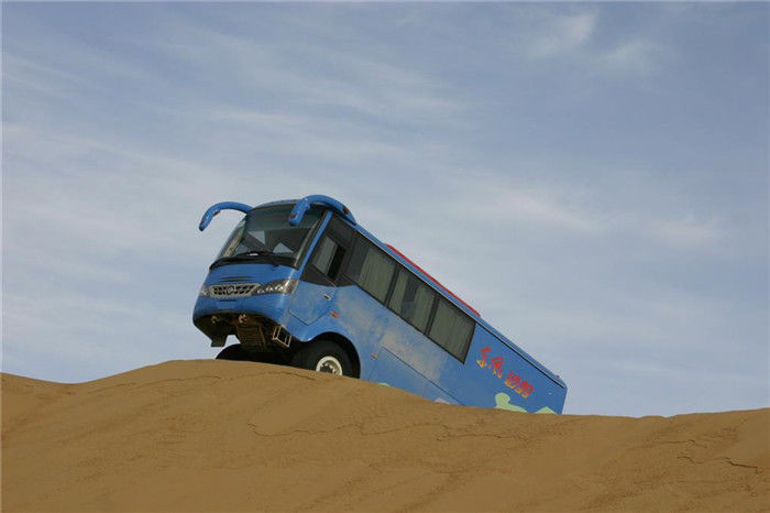 6700mm Longueur 4x4 Autobus du désert hors route Awd 14 sièges Autobus de passagers pour l'Afrique Euro 3 Norme d'émission
