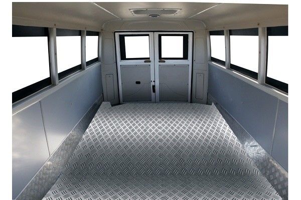 Autobus tout-terrain 4x4 de 180 chevaux Dongfeng EQ6750PT Avec une capacité de moteur de 4 à 6 litres et une largeur totale de 2420 mm
