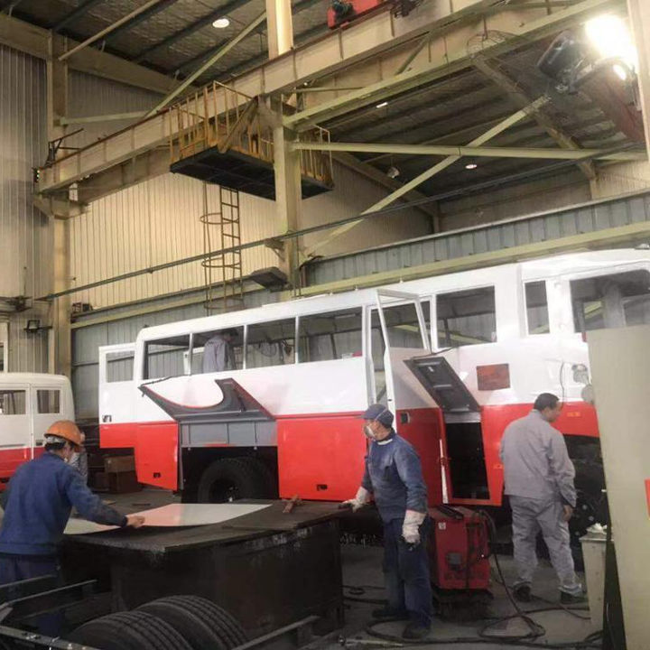 EURO 3 Autobus tout-terrain diesel 4x4 avec une masse nominale de 4890 kg et une capacité de décharge de 6700 ml